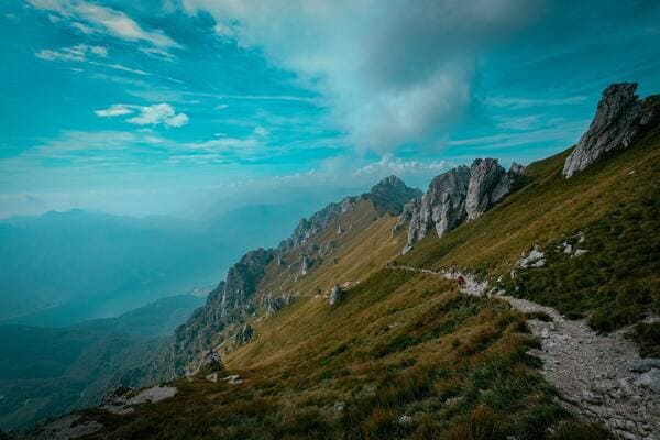 Berglandschaft mit Wanderweg und weitem Blick